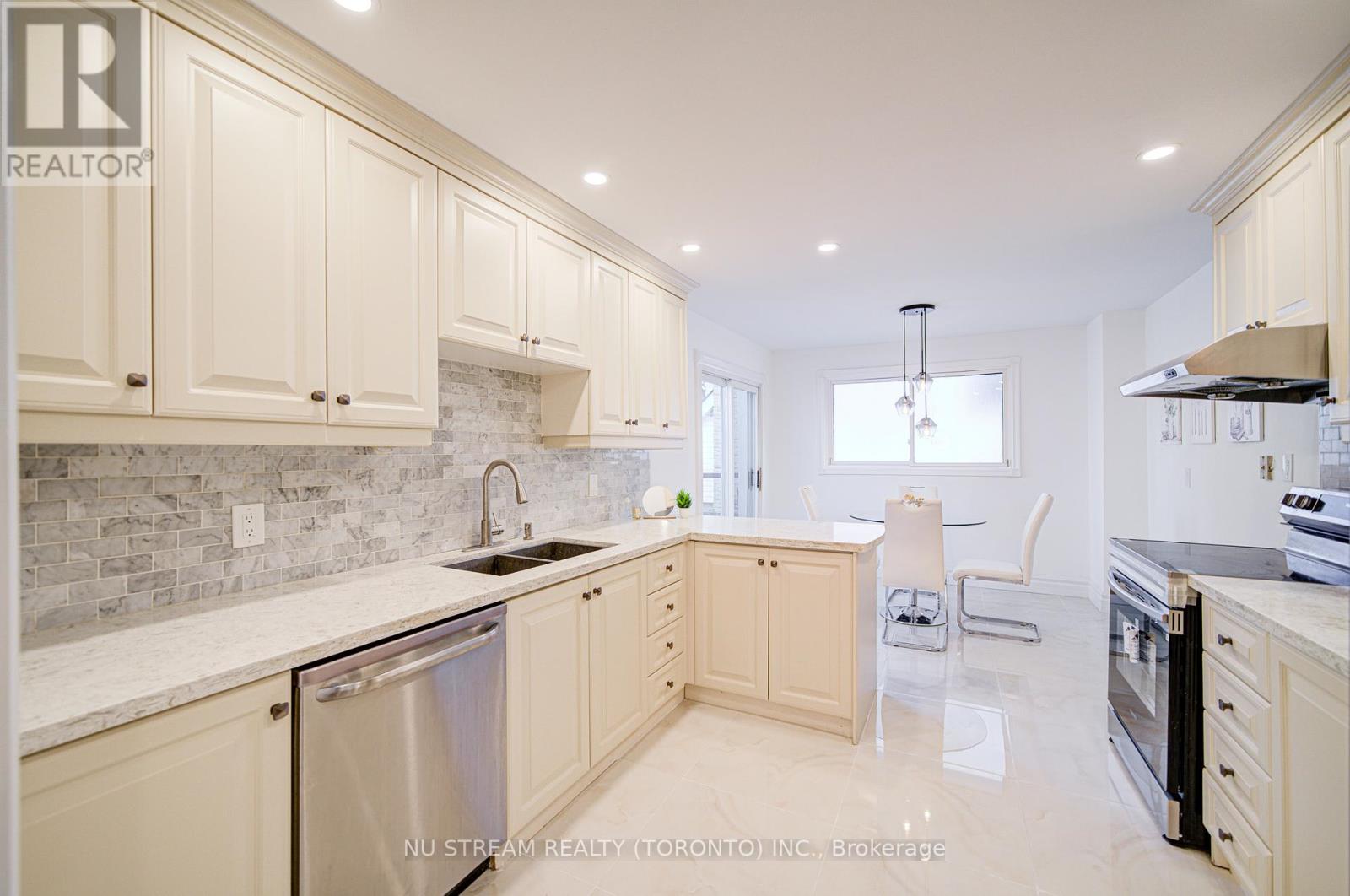8 Hemingway Crescent, Markham, Ontario  L3R 2A4 - Photo 7 - N12453307