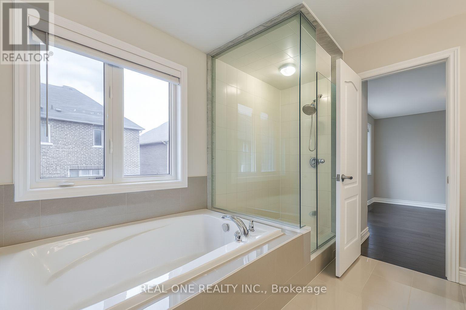 998 Wilbur Pipher Circle, Newmarket, Ontario  L3X 0G5 - Photo 20 - N12453312