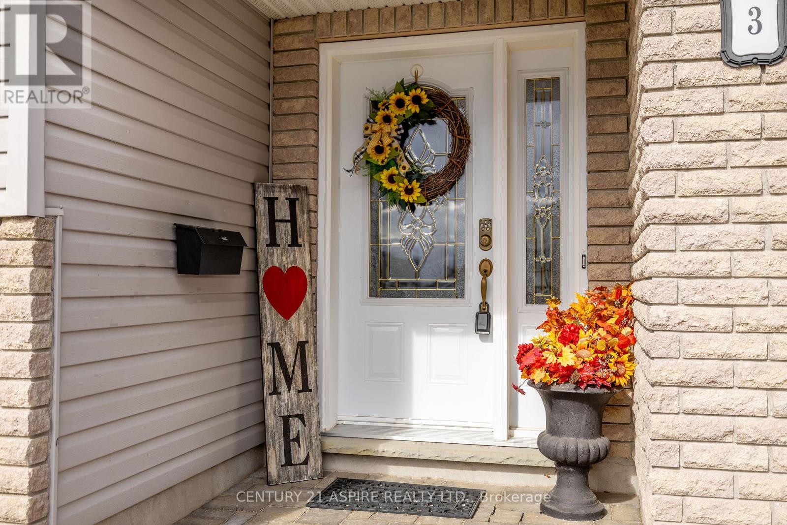 3 Morning Star Street, Petawawa, Ontario  K8H 0A1 - Photo 2 - X12453324