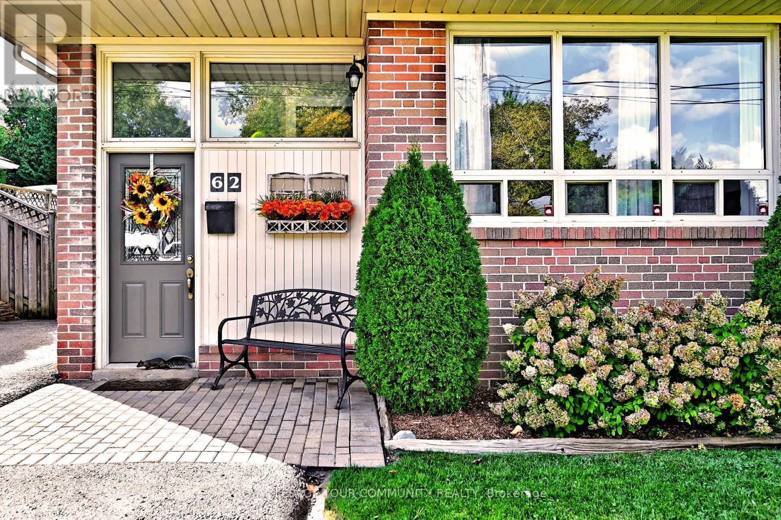 62 Haida Drive, Aurora, Ontario  L4G 3C8 - Photo 2 - N12453335