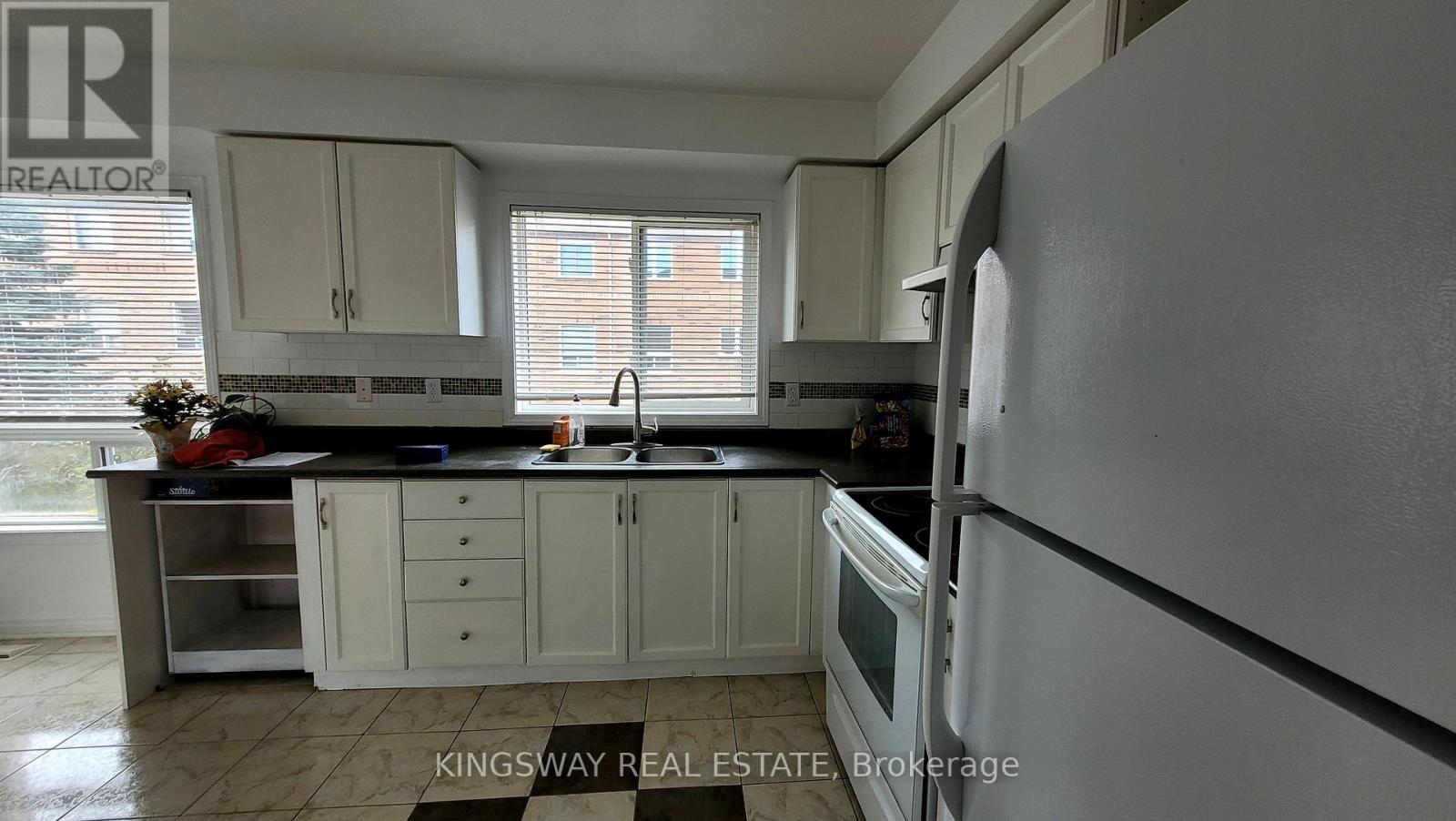 38 - 2 Clay Brick Court, Brampton, Ontario  L6V 4M7 - Photo 3 - W12453316