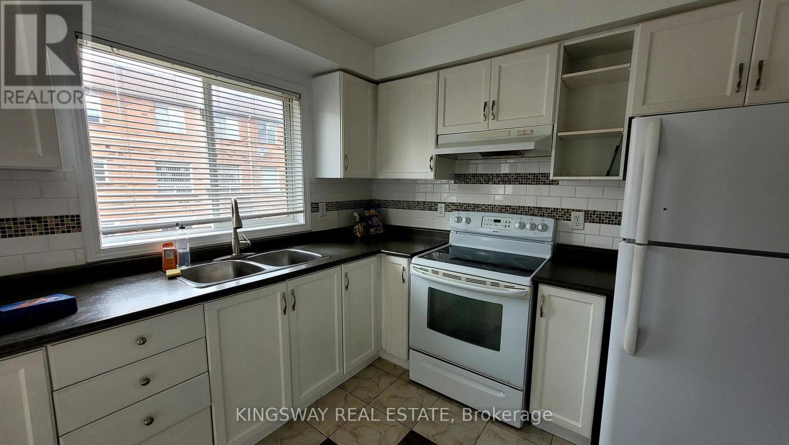 38 - 2 Clay Brick Court, Brampton, Ontario  L6V 4M7 - Photo 4 - W12453316