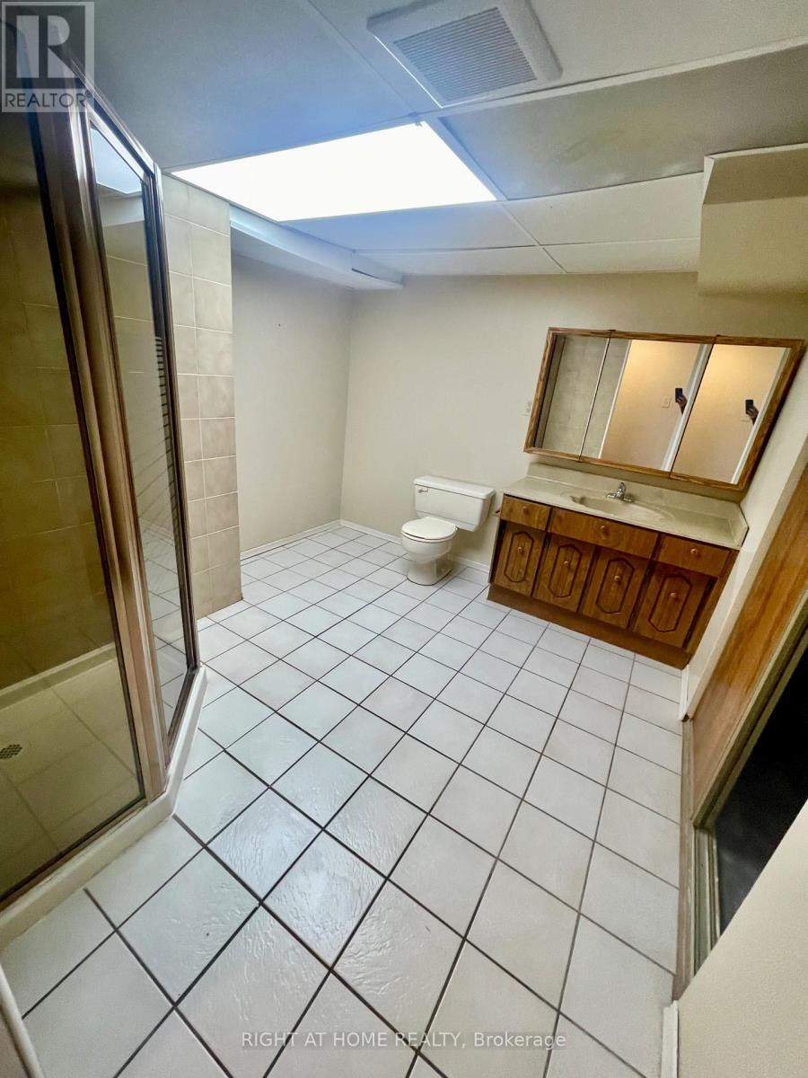 1382 Gainsborough Drive, Oakville, Ontario  L6H 2H6 - Photo 14 - W12453318