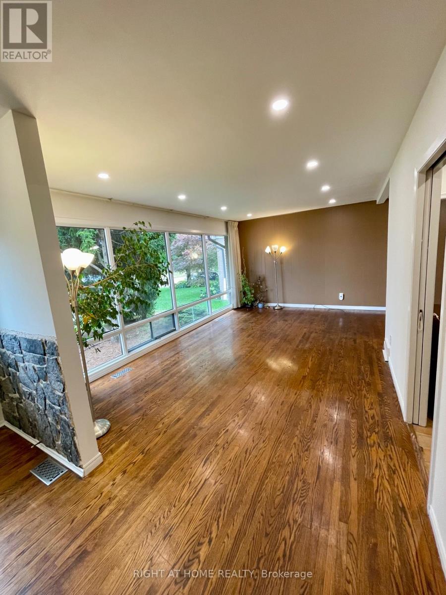1382 Gainsborough Drive, Oakville, Ontario  L6H 2H6 - Photo 3 - W12453318