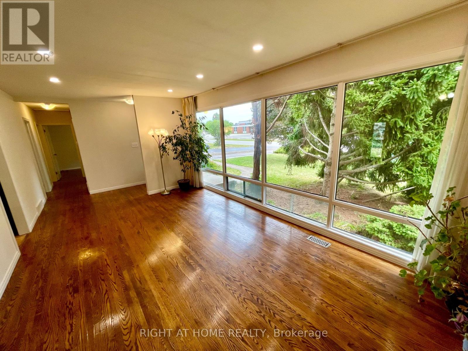 1382 Gainsborough Drive, Oakville, Ontario  L6H 2H6 - Photo 4 - W12453318