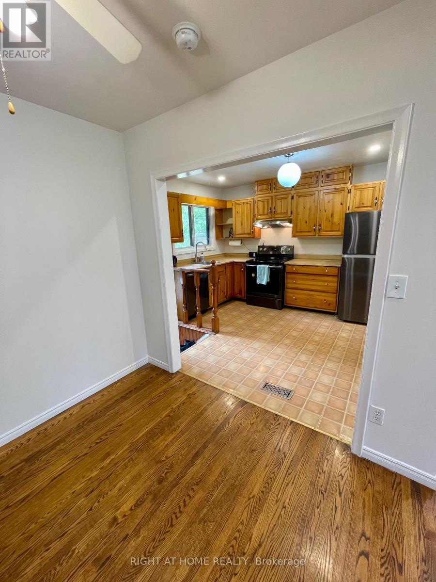 1382 Gainsborough Drive, Oakville, Ontario  L6H 2H6 - Photo 6 - W12453318
