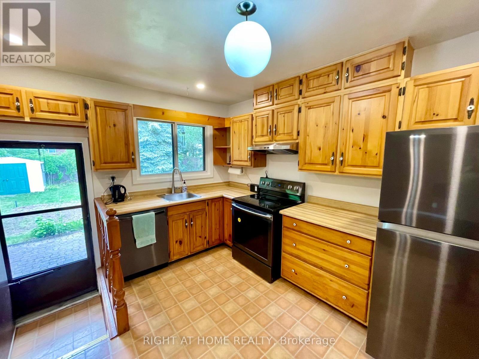 1382 Gainsborough Drive, Oakville, Ontario  L6H 2H6 - Photo 7 - W12453318