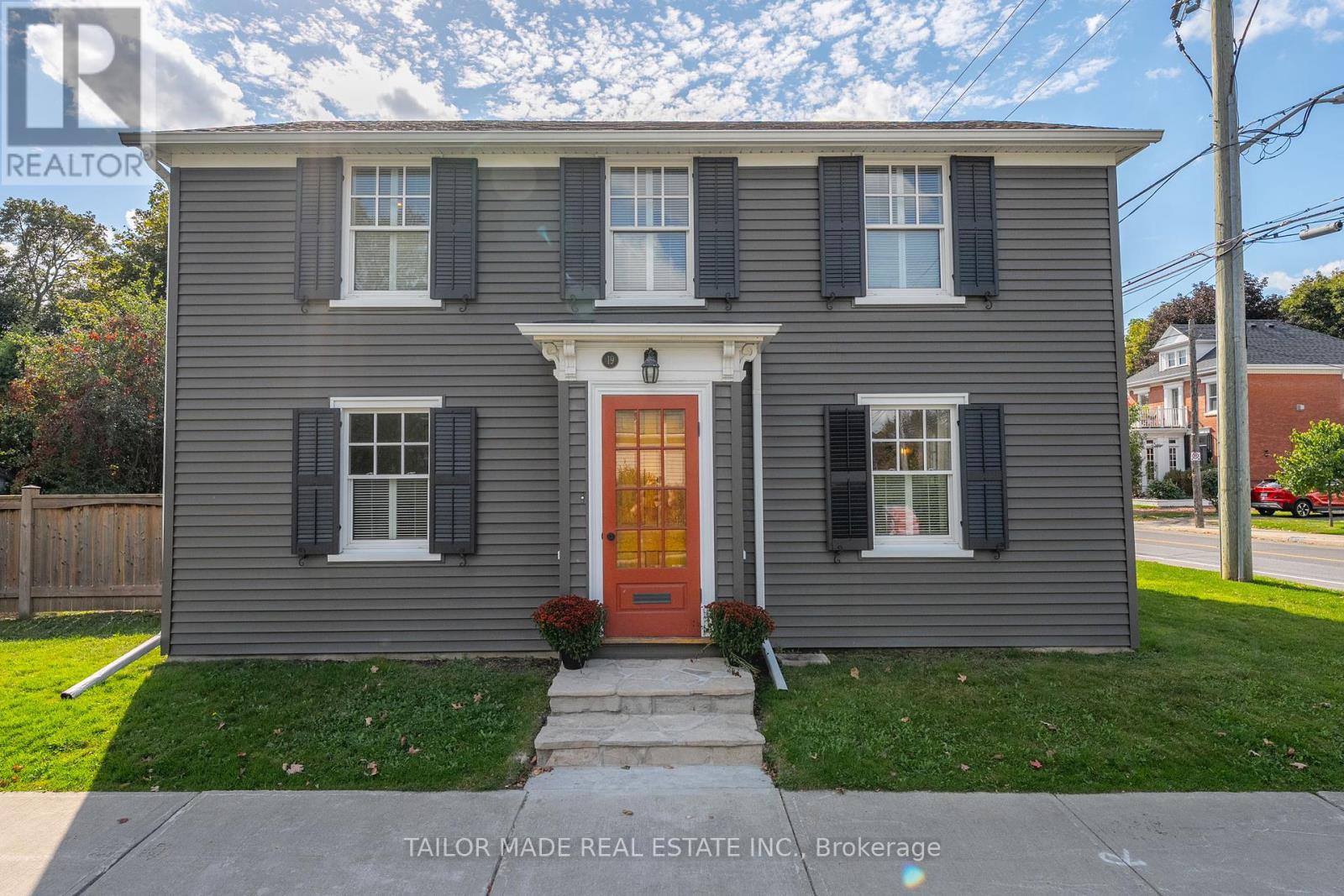 19 Isabella Street, Brampton, Ontario  L6X 1P4 - Photo 2 - W12453326