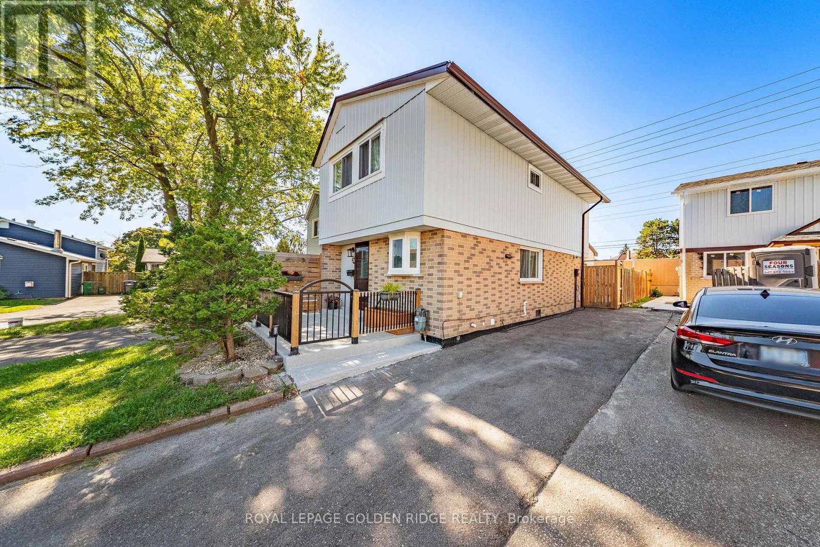 24 Hillbank Trail, Brampton, Ontario  L6S 1P6 - Photo 2 - W12453330