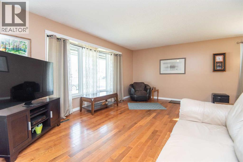 25 Oates Green, Red Deer, Alberta  T4P 1V2 - Photo 3 - A2259614