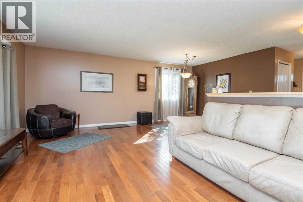 25 Oates Green, Red Deer, Alberta  T4P 1V2 - Photo 4 - A2259614