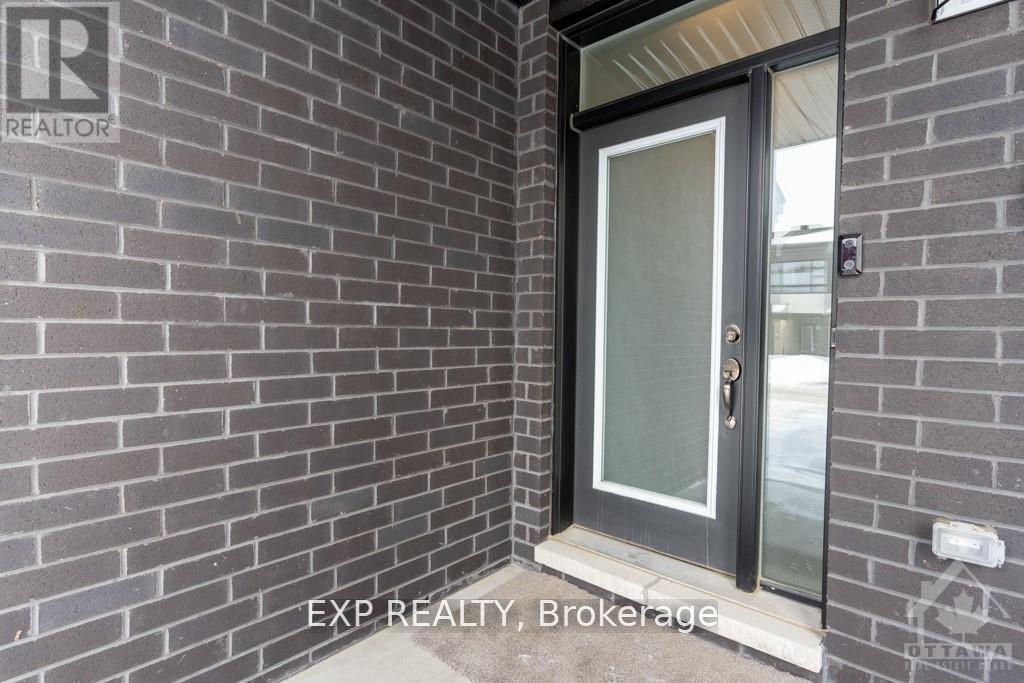 310 Wabasso Lane, Ottawa, Ontario  K1T 0S9 - Photo 2 - X12453345