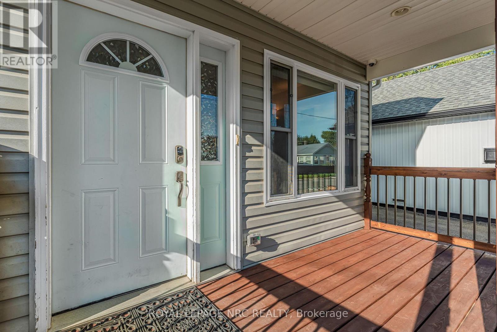 12 Lincoln Road E, Fort Erie, Ontario  L0S 1B0 - Photo 4 - X12453347