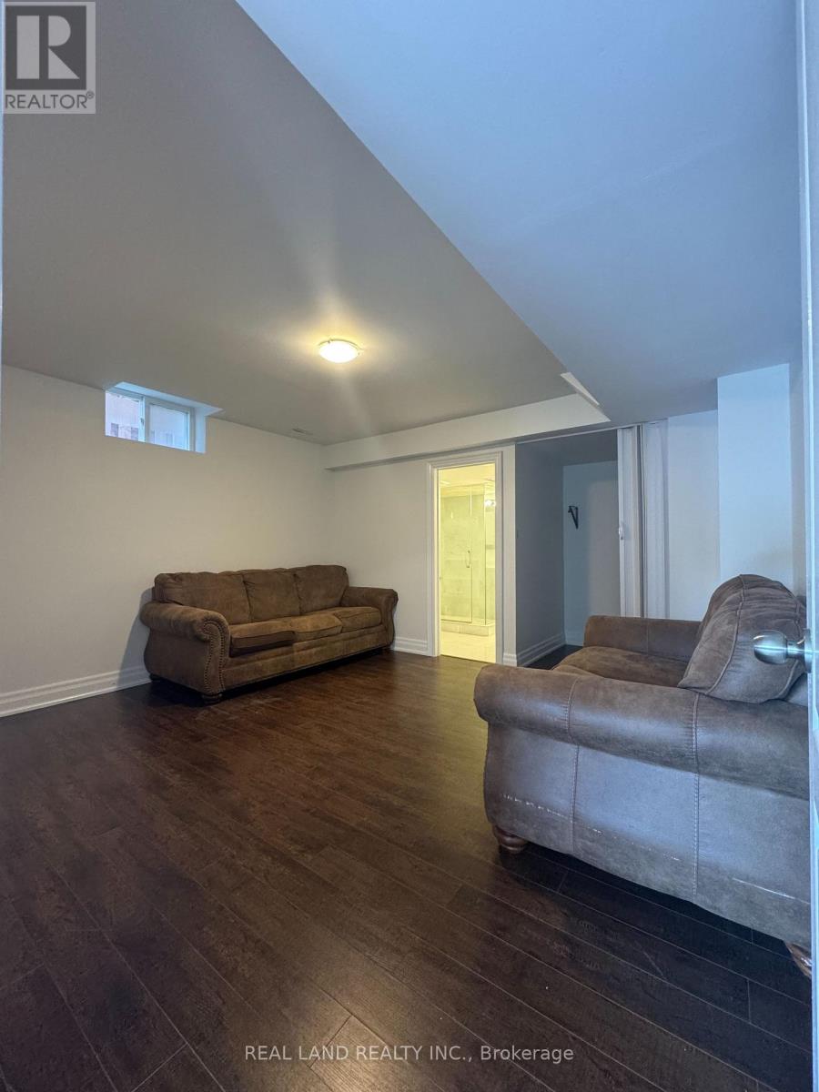 29 Mayfair Court, Richmond Hill, Ontario  L4B 3X7 - Photo 10 - N12453356