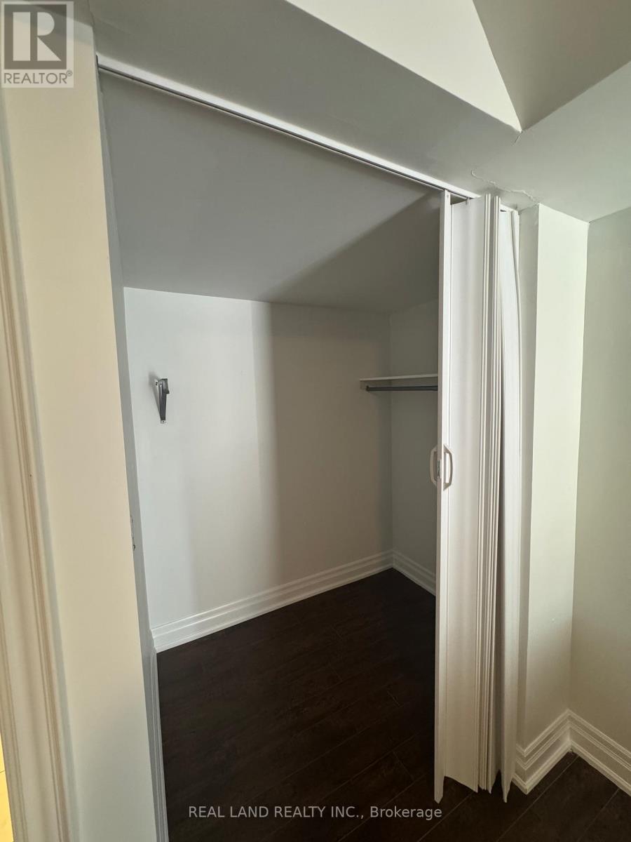 29 Mayfair Court, Richmond Hill, Ontario  L4B 3X7 - Photo 11 - N12453356