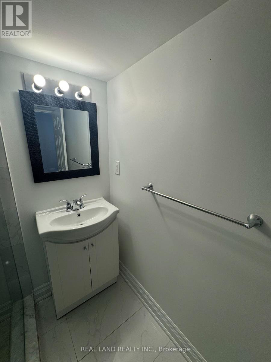 29 Mayfair Court, Richmond Hill, Ontario  L4B 3X7 - Photo 13 - N12453356