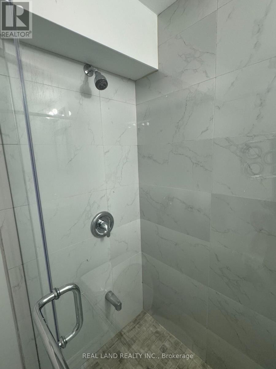 29 Mayfair Court, Richmond Hill, Ontario  L4B 3X7 - Photo 14 - N12453356