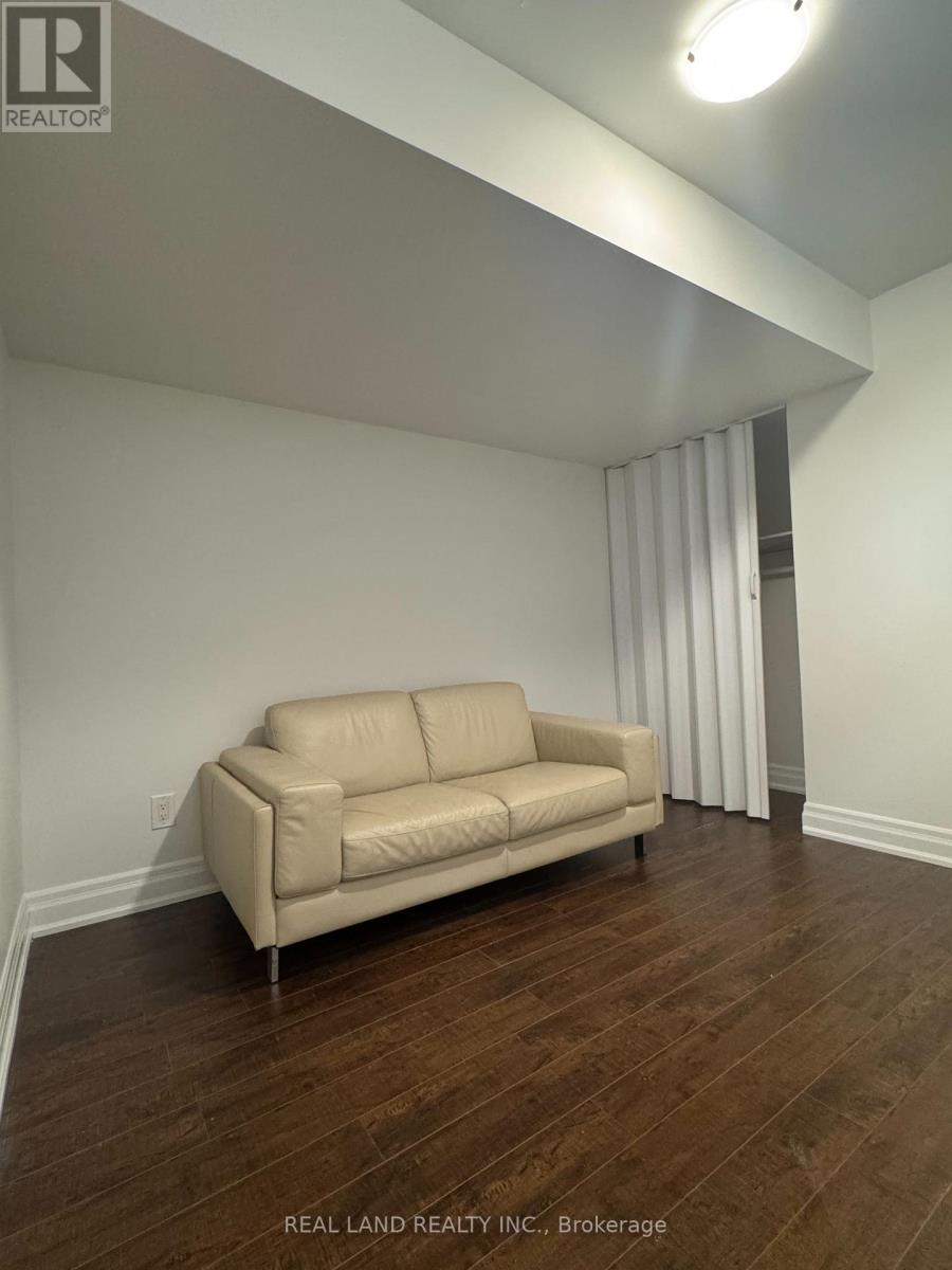 29 Mayfair Court, Richmond Hill, Ontario  L4B 3X7 - Photo 18 - N12453356