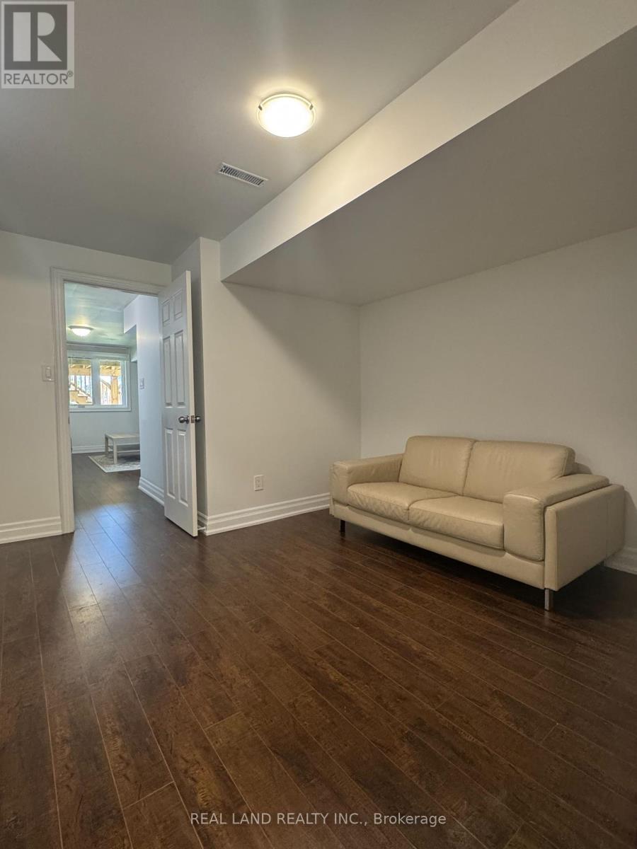 29 Mayfair Court, Richmond Hill, Ontario  L4B 3X7 - Photo 19 - N12453356