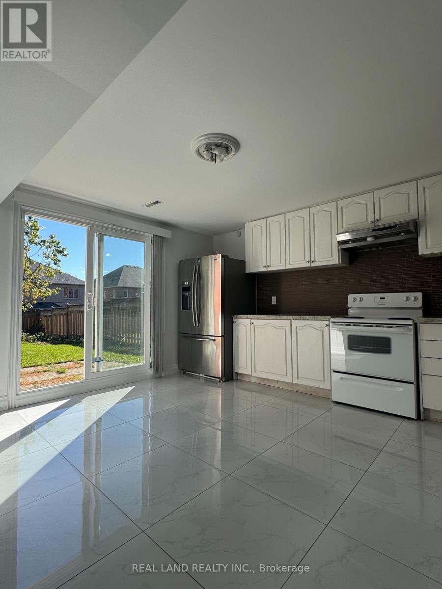 29 Mayfair Court, Richmond Hill, Ontario  L4B 3X7 - Photo 4 - N12453356