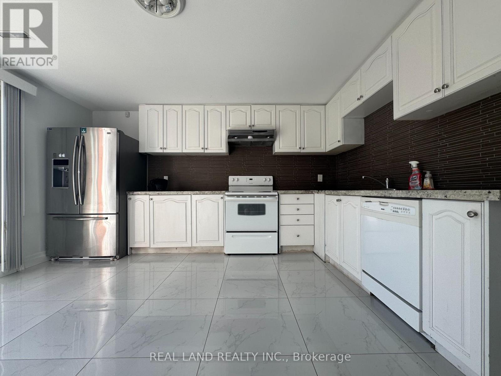 29 Mayfair Court, Richmond Hill, Ontario  L4B 3X7 - Photo 5 - N12453356