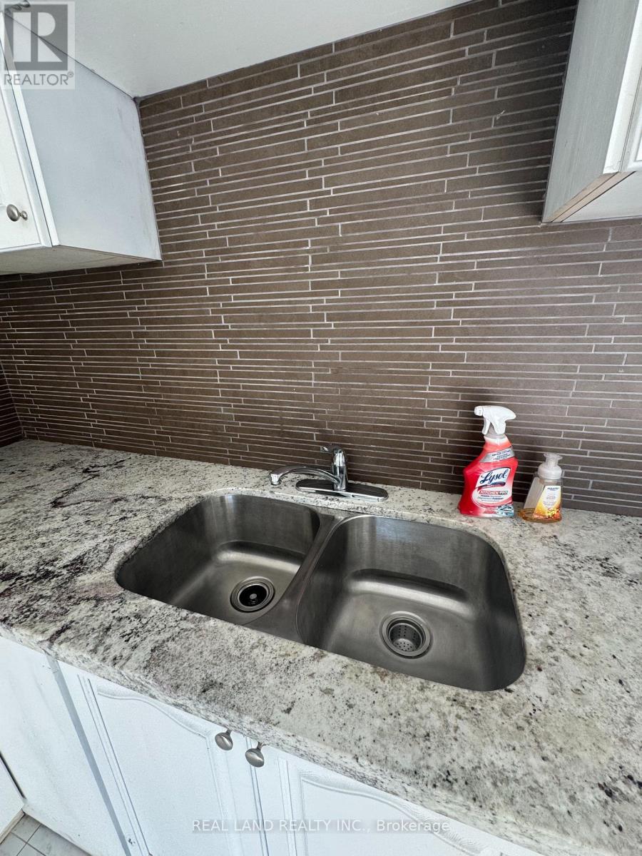 29 Mayfair Court, Richmond Hill, Ontario  L4B 3X7 - Photo 7 - N12453356