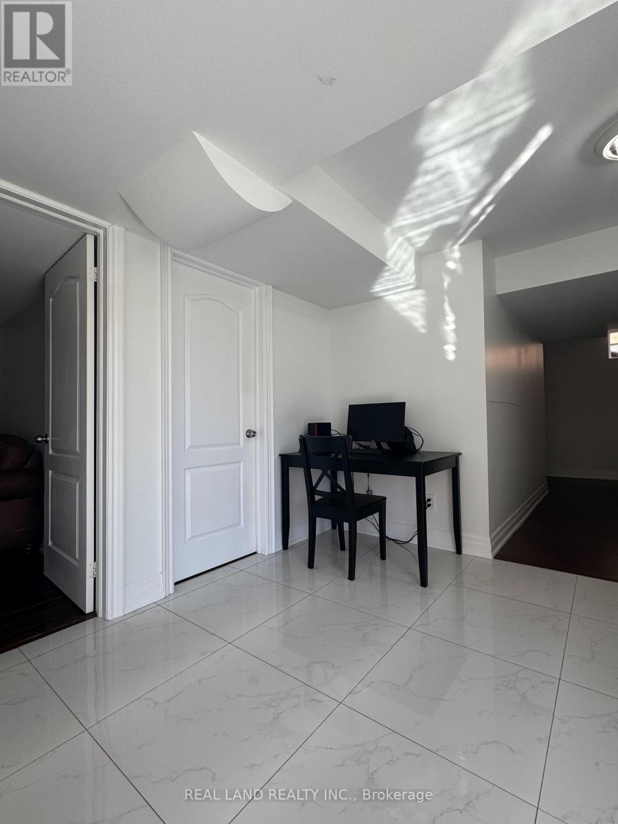 29 Mayfair Court, Richmond Hill, Ontario  L4B 3X7 - Photo 8 - N12453356