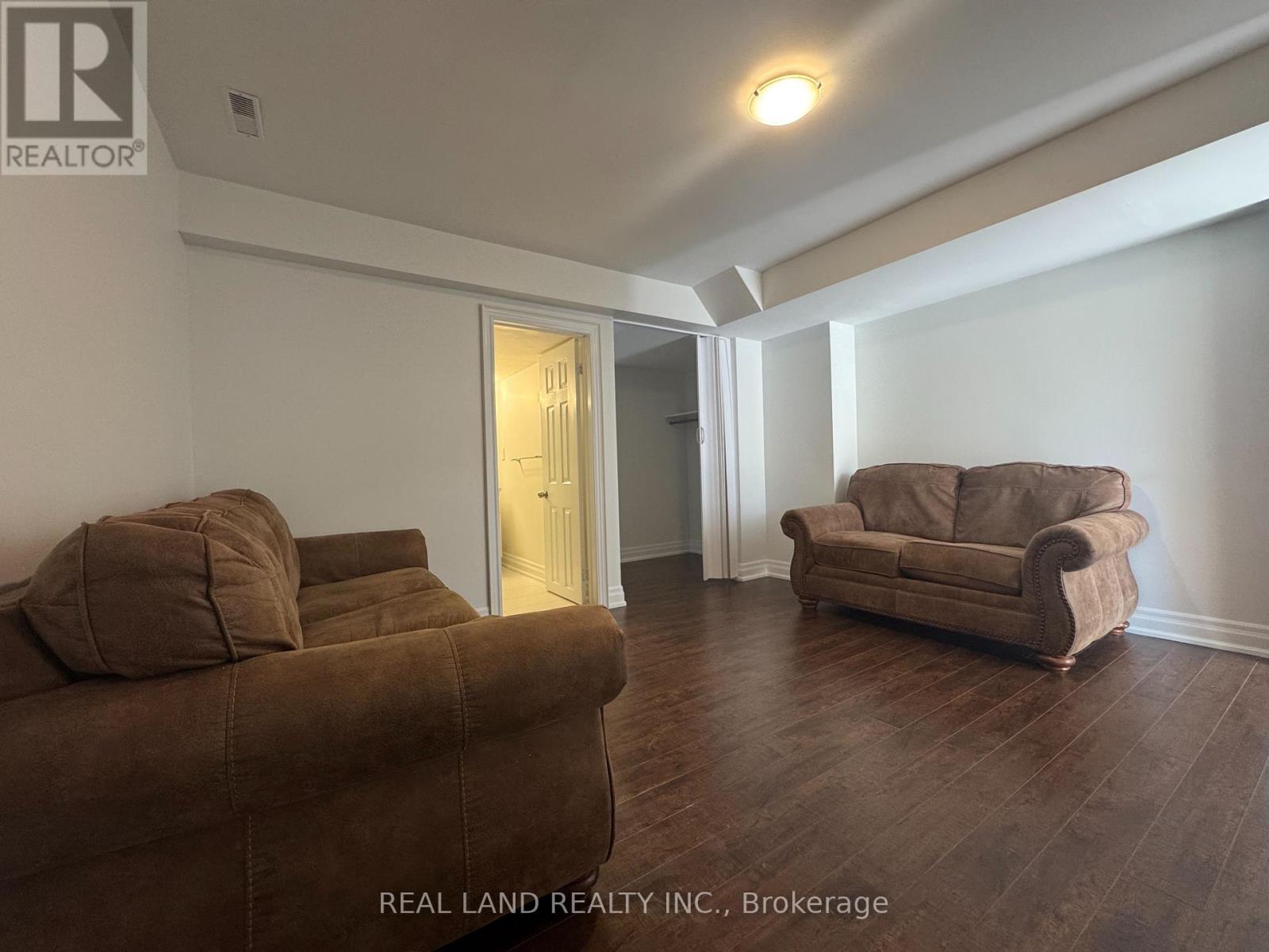 29 Mayfair Court, Richmond Hill, Ontario  L4B 3X7 - Photo 9 - N12453356