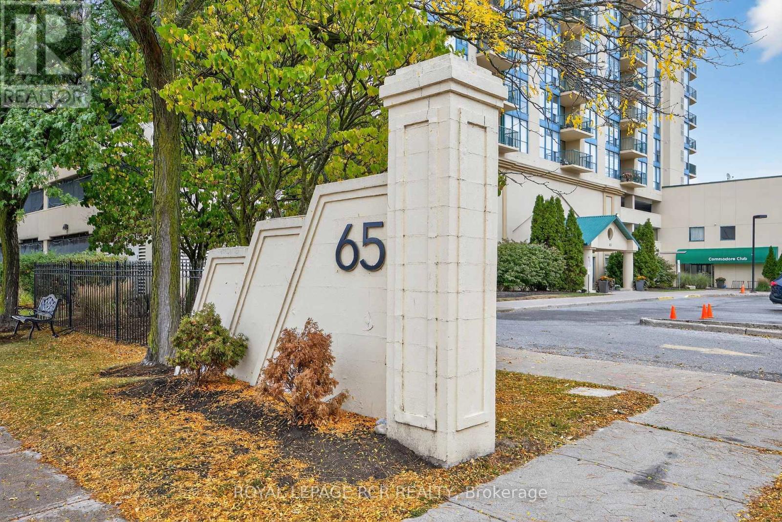 905 - 65 Ellen Street, Barrie, Ontario  L4N 3A5 - Photo 2 - S12453346