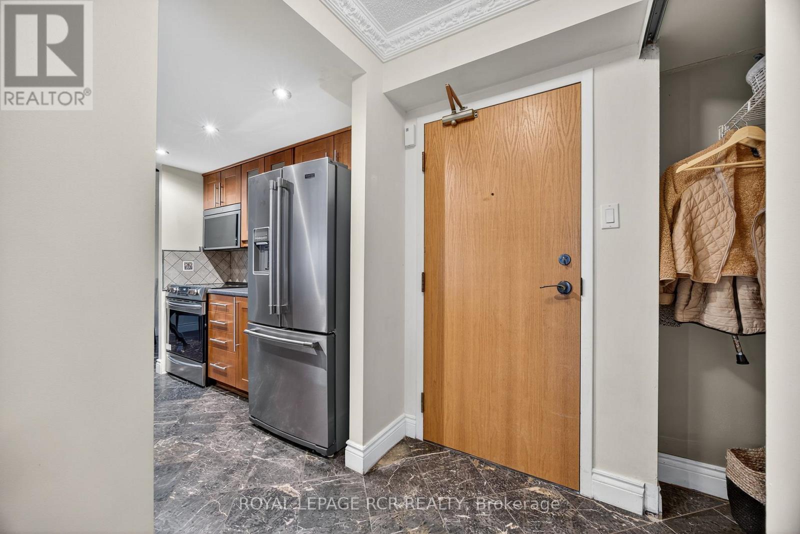 905 - 65 Ellen Street, Barrie, Ontario  L4N 3A5 - Photo 4 - S12453346