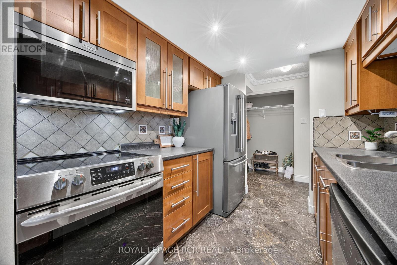 905 - 65 Ellen Street, Barrie, Ontario  L4N 3A5 - Photo 7 - S12453346