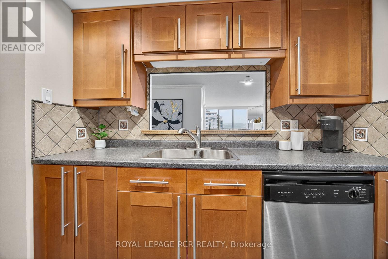 905 - 65 Ellen Street, Barrie, Ontario  L4N 3A5 - Photo 8 - S12453346