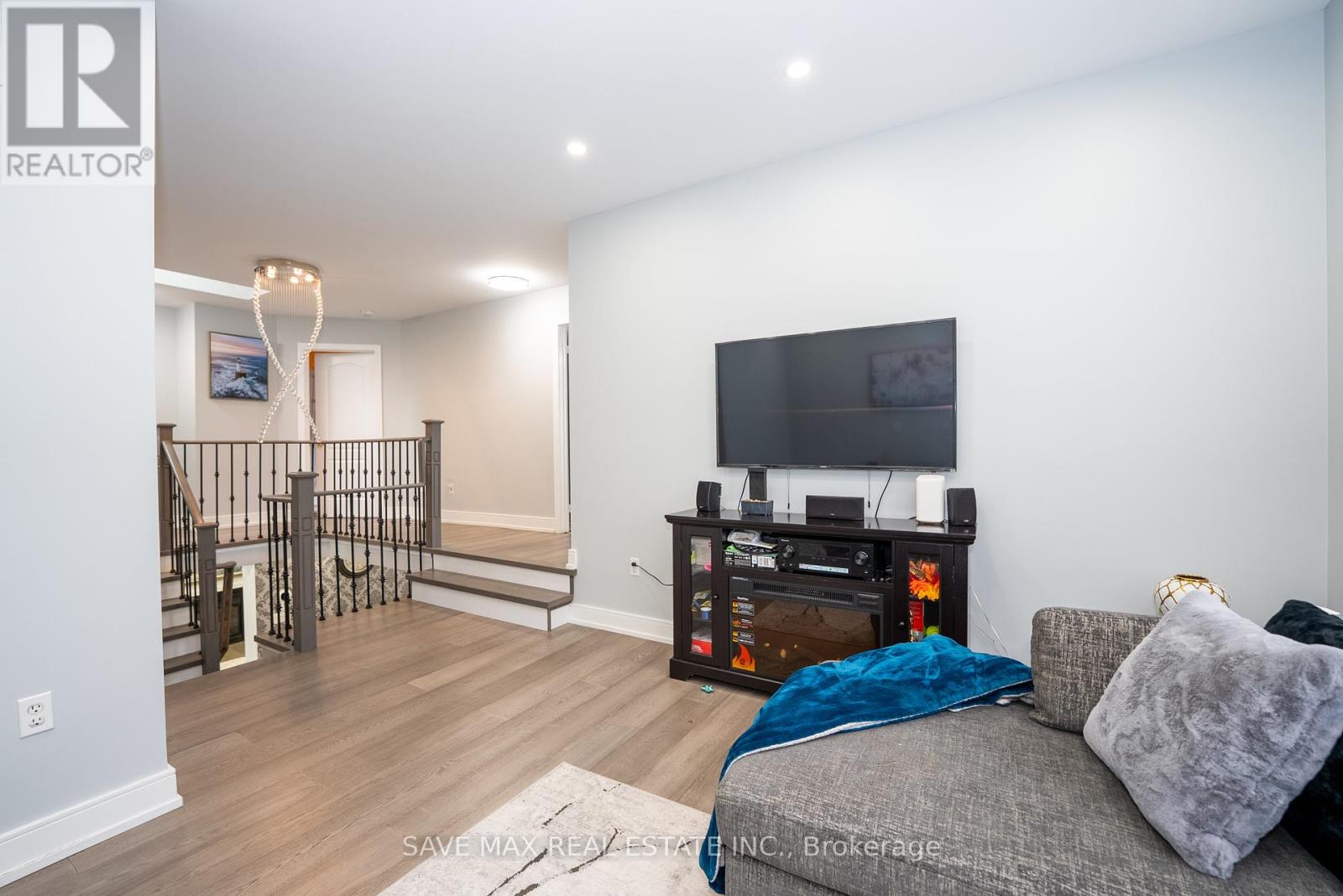 100 Crown Victoria Drive, Brampton, Ontario  L7A 3X6 - Photo 17 - W12453350