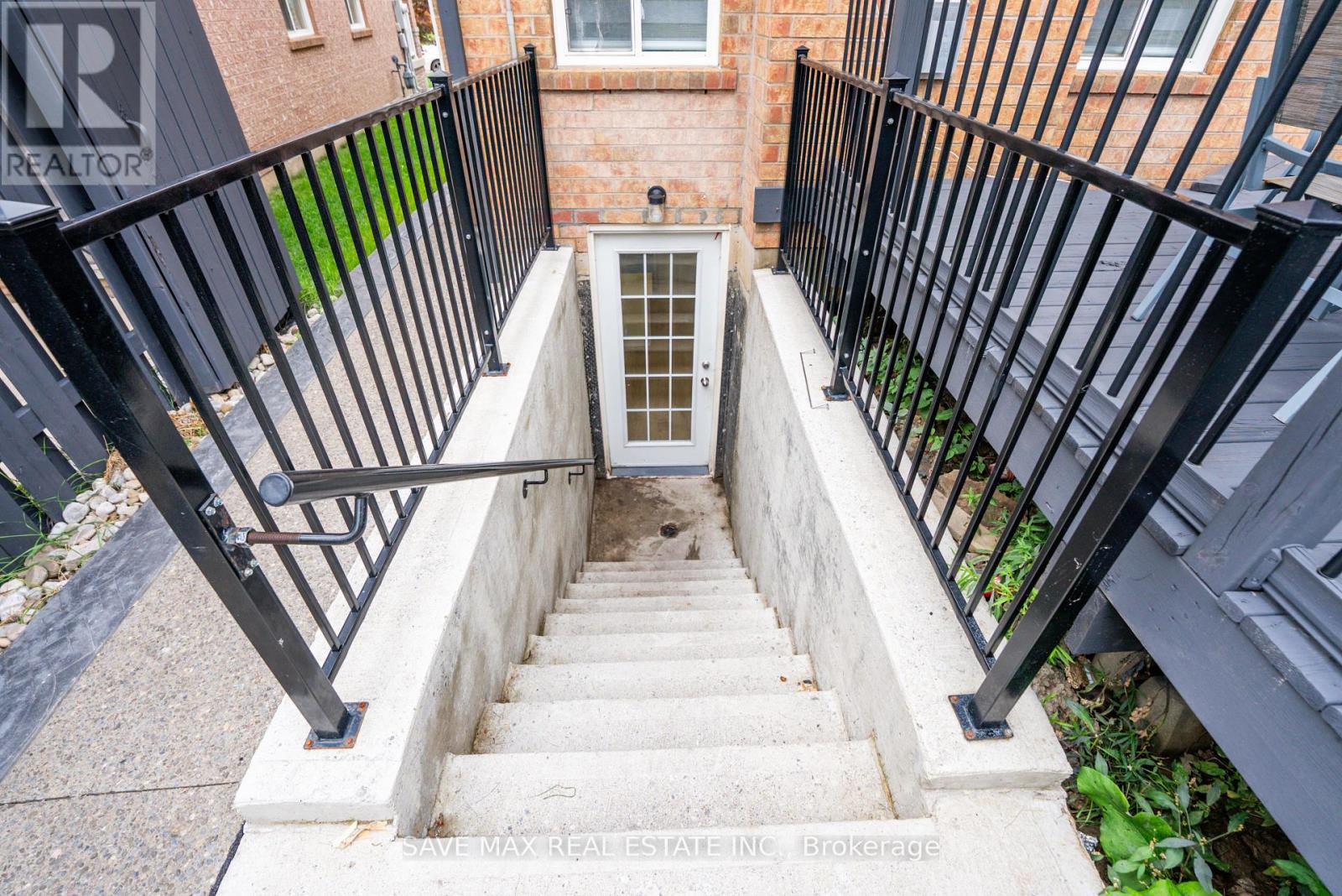 100 Crown Victoria Drive, Brampton, Ontario  L7A 3X6 - Photo 42 - W12453350