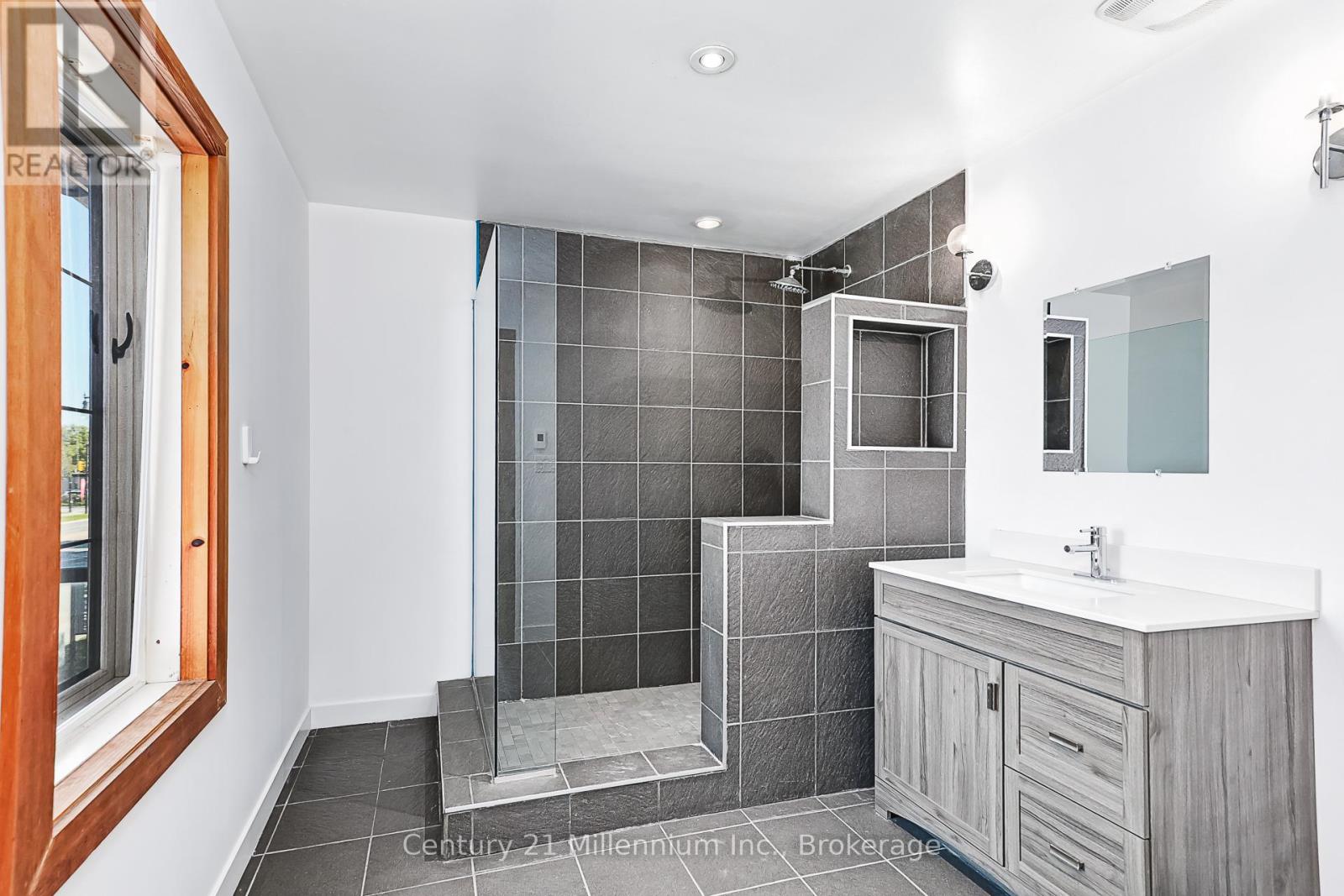 Upper Unit - 510 First Street, Collingwood, Ontario  L9Y 1B8 - Photo 16 - S12420679
