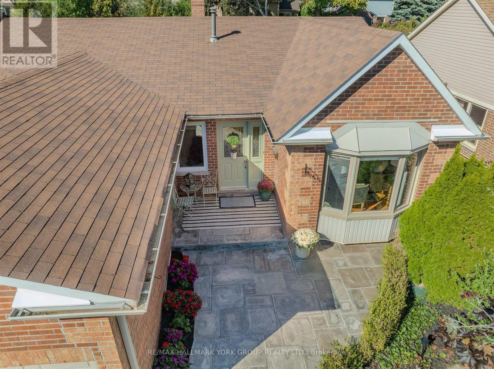 332 John Bowser Crescent, Newmarket, Ontario  L3Y 7P2 - Photo 2 - N12453400
