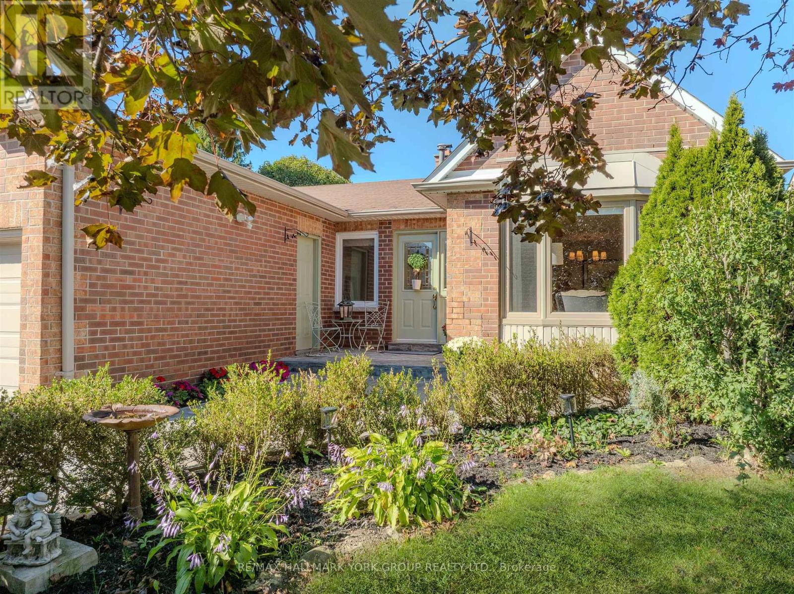 332 John Bowser Crescent, Newmarket, Ontario  L3Y 7P2 - Photo 4 - N12453400