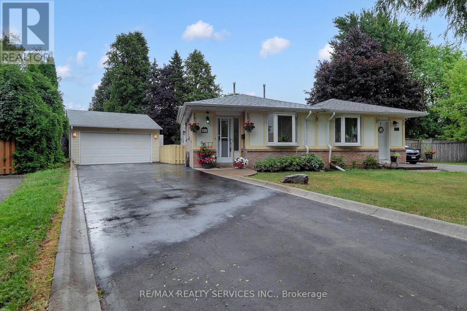 10 Minton Place, Brampton, Ontario  L6S 2S7 - Photo 4 - W12453420