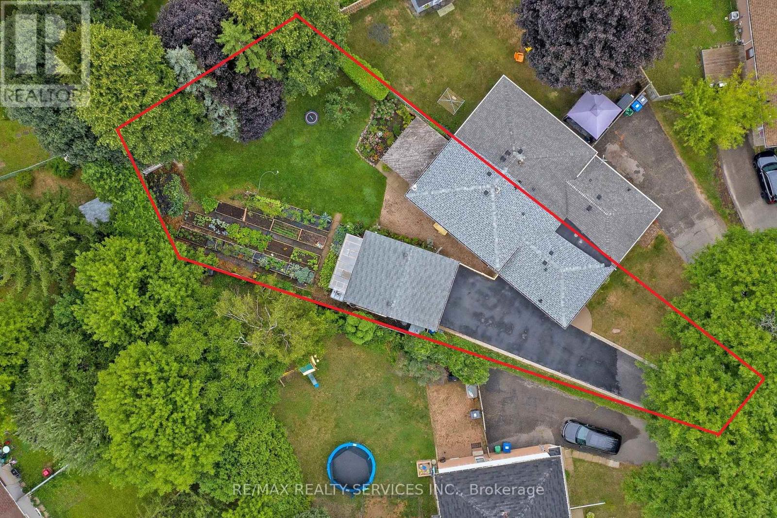 10 Minton Place, Brampton, Ontario  L6S 2S7 - Photo 5 - W12453420