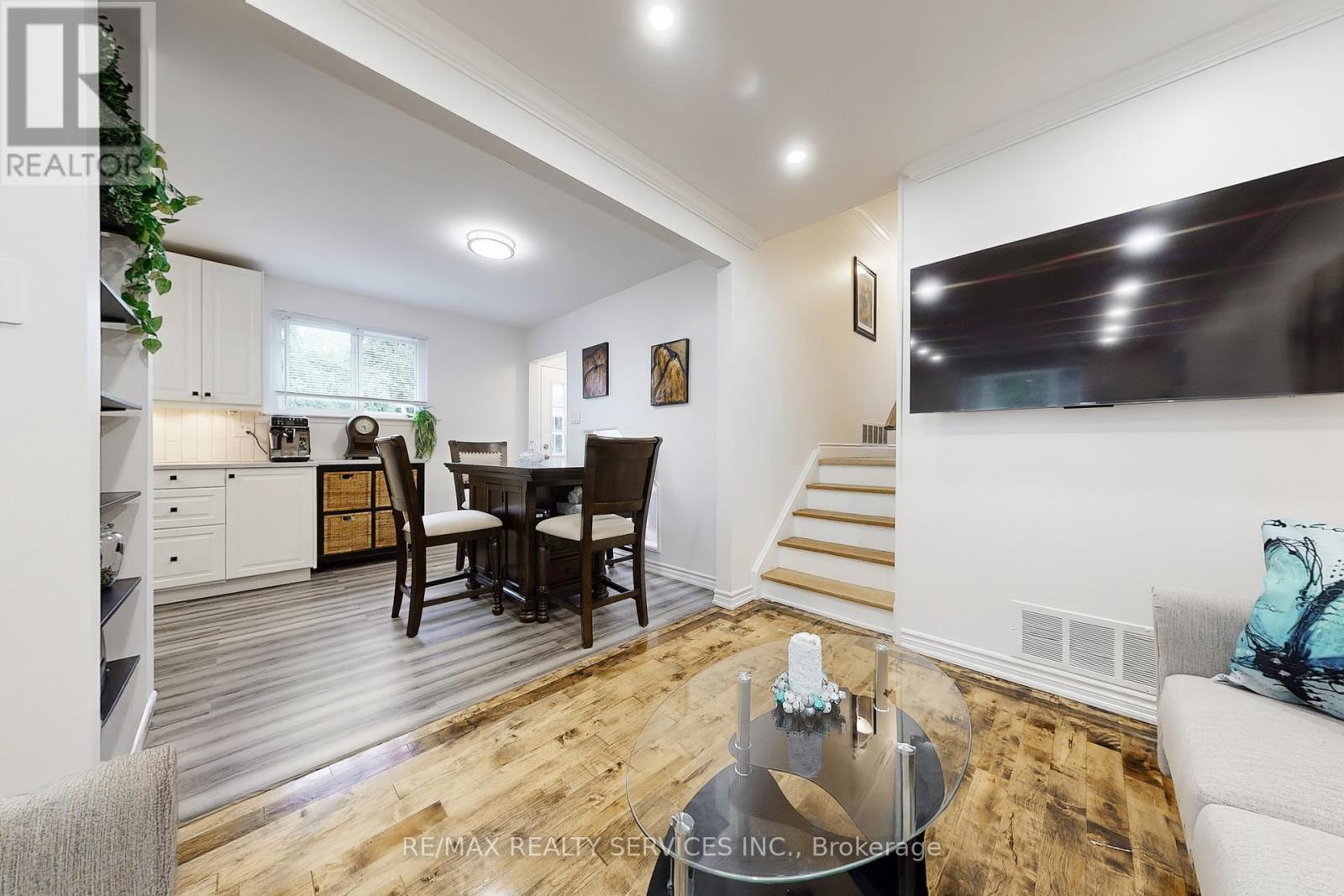 10 Minton Place, Brampton, Ontario  L6S 2S7 - Photo 9 - W12453420