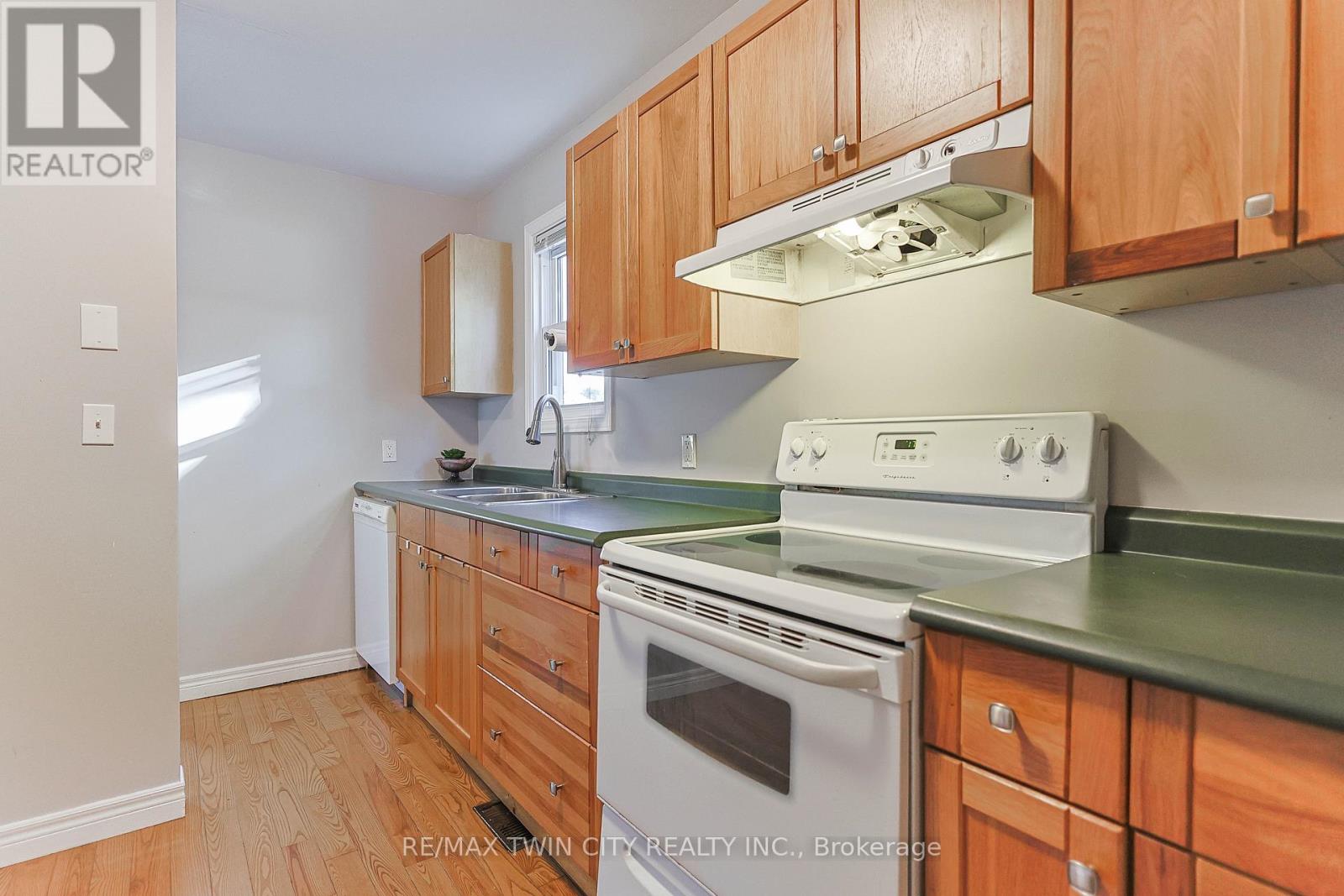 83 Baldwin Avenue, Brantford, Ontario  N3S 1H9 - Photo 10 - X12453394