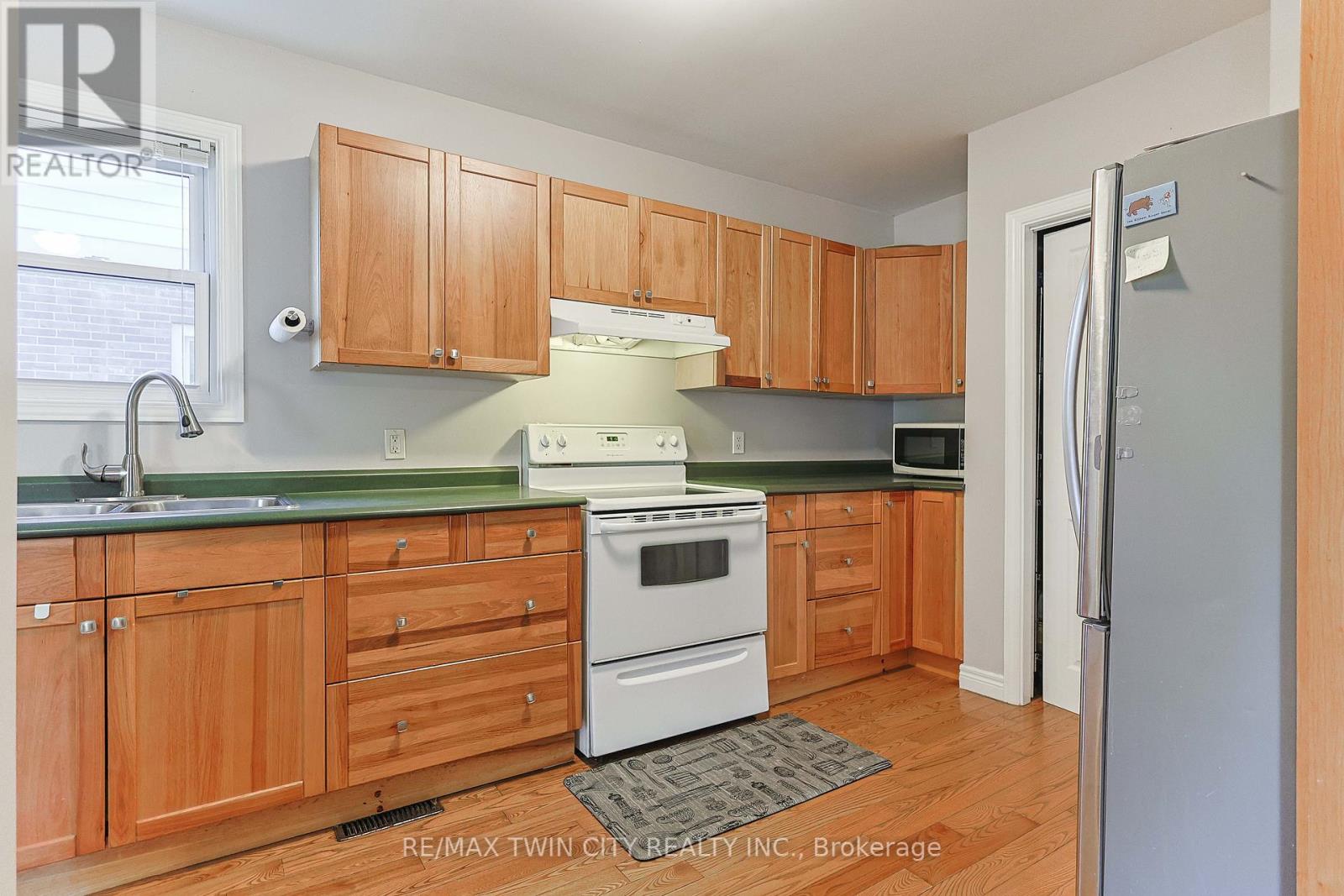 83 Baldwin Avenue, Brantford, Ontario  N3S 1H9 - Photo 8 - X12453394