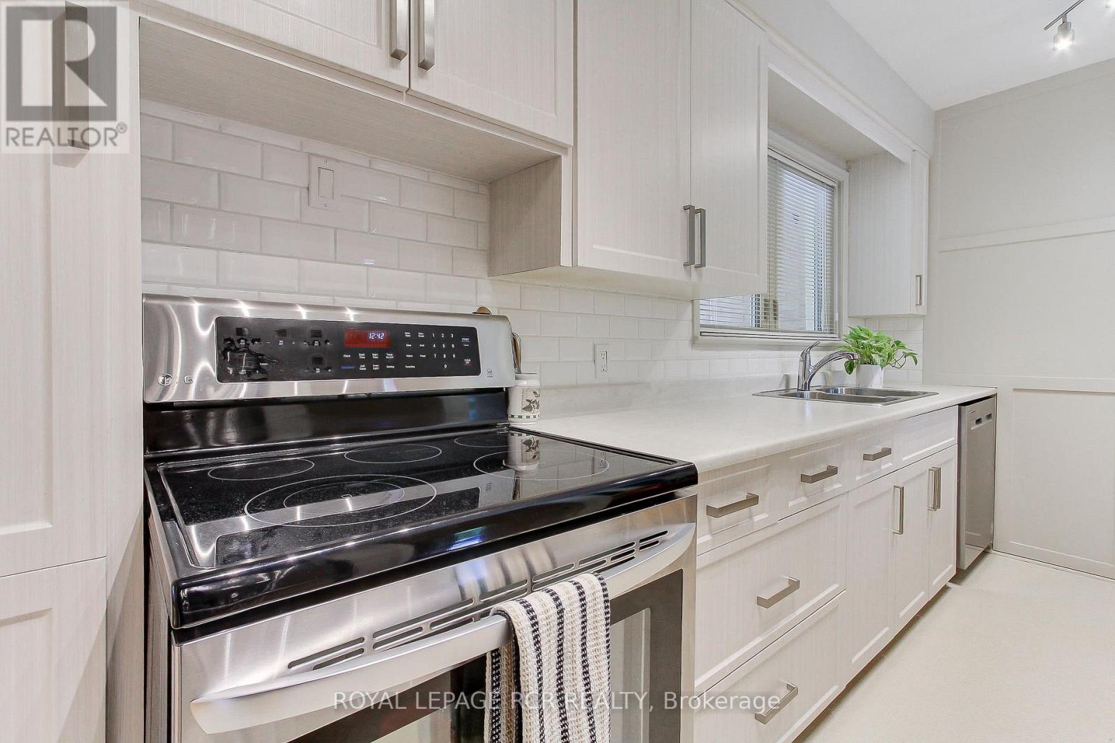 130 Park Avenue, Newmarket, Ontario  L3Y 1T8 - Photo 18 - N12453446