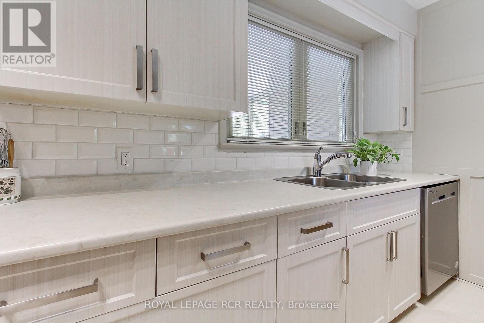 130 Park Avenue, Newmarket, Ontario  L3Y 1T8 - Photo 19 - N12453446
