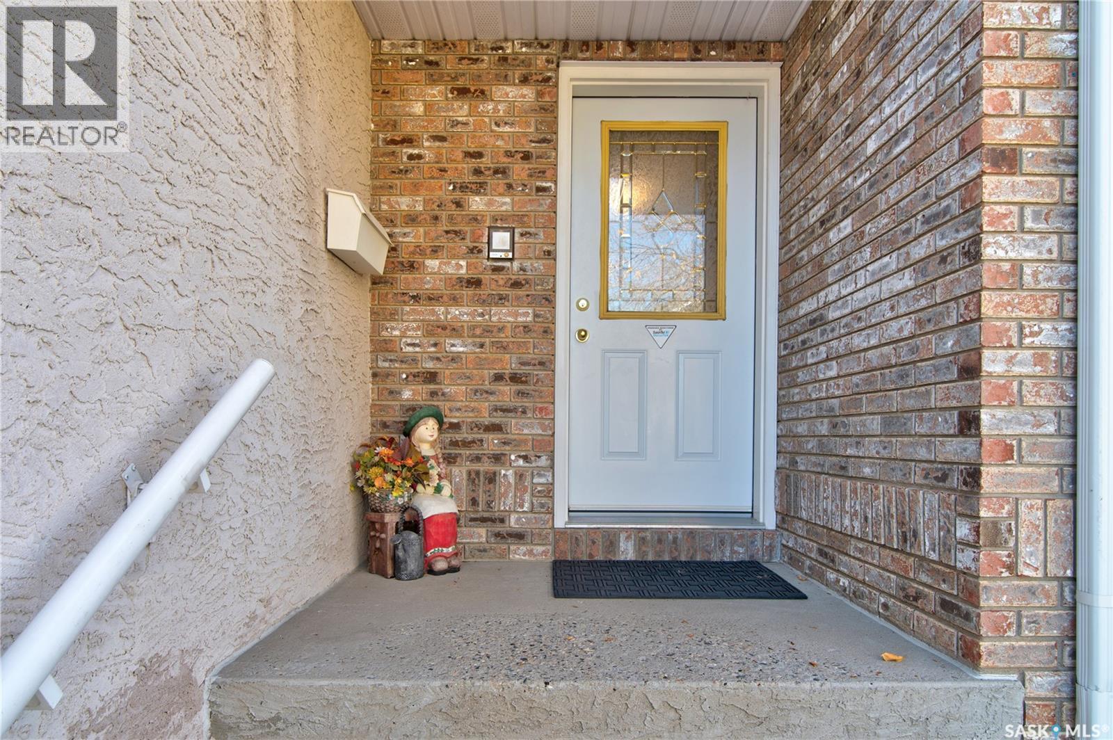 3235 Renfrew Crescent E, Regina, Saskatchewan  S4V 2W6 - Photo 3 - SK020460