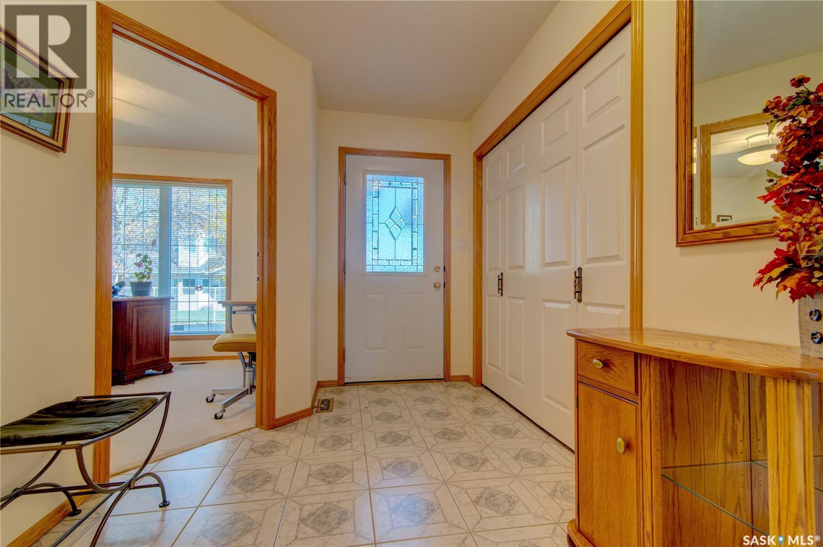 3235 Renfrew Crescent E, Regina, Saskatchewan  S4V 2W6 - Photo 4 - SK020460
