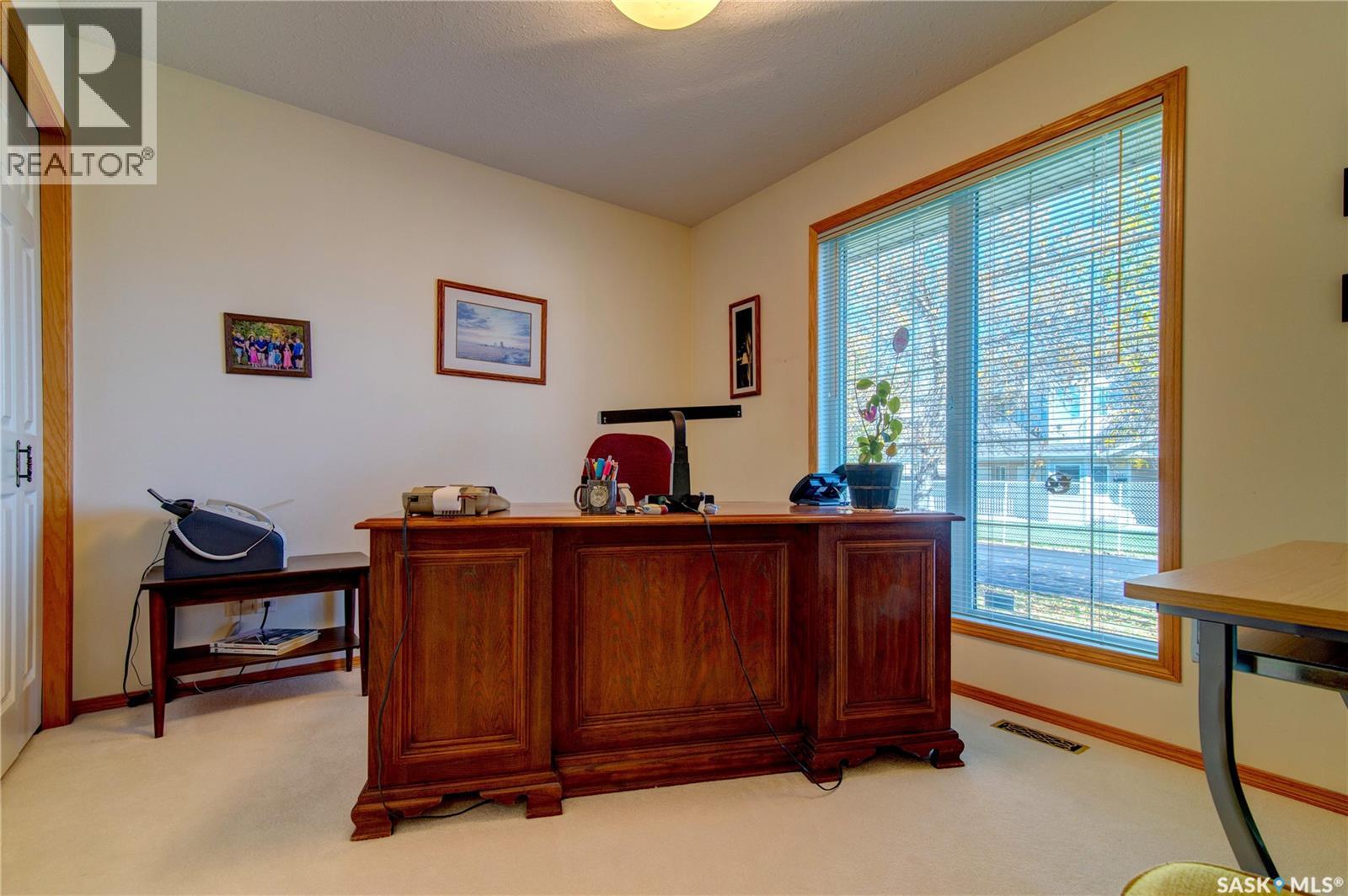 3235 Renfrew Crescent E, Regina, Saskatchewan  S4V 2W6 - Photo 5 - SK020460