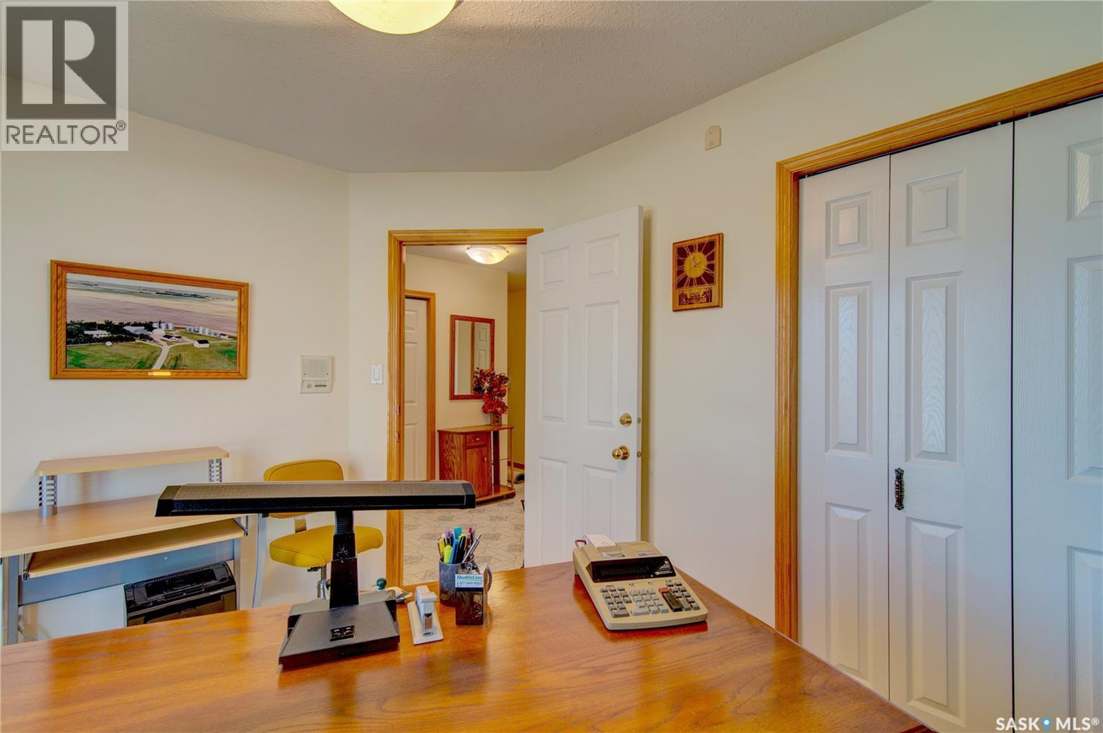 3235 Renfrew Crescent E, Regina, Saskatchewan  S4V 2W6 - Photo 6 - SK020460