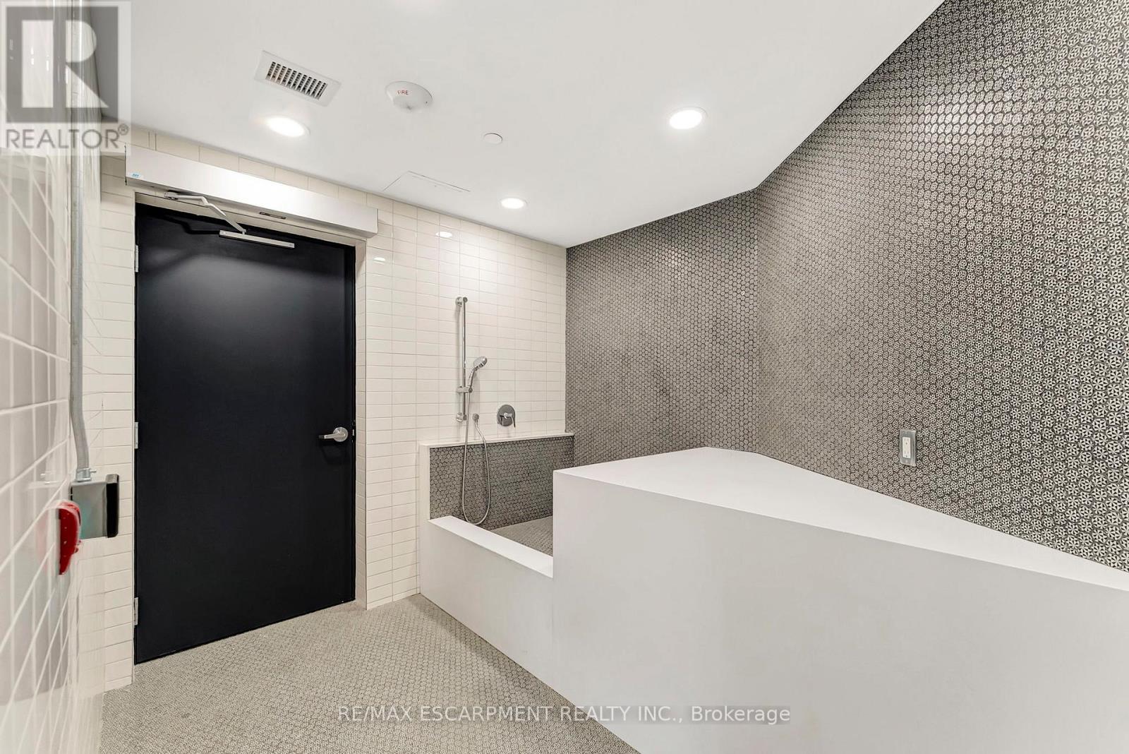 702 - 405 Dundas Street W, Oakville, Ontario  L6M 5P9 - Photo 29 - W12453429