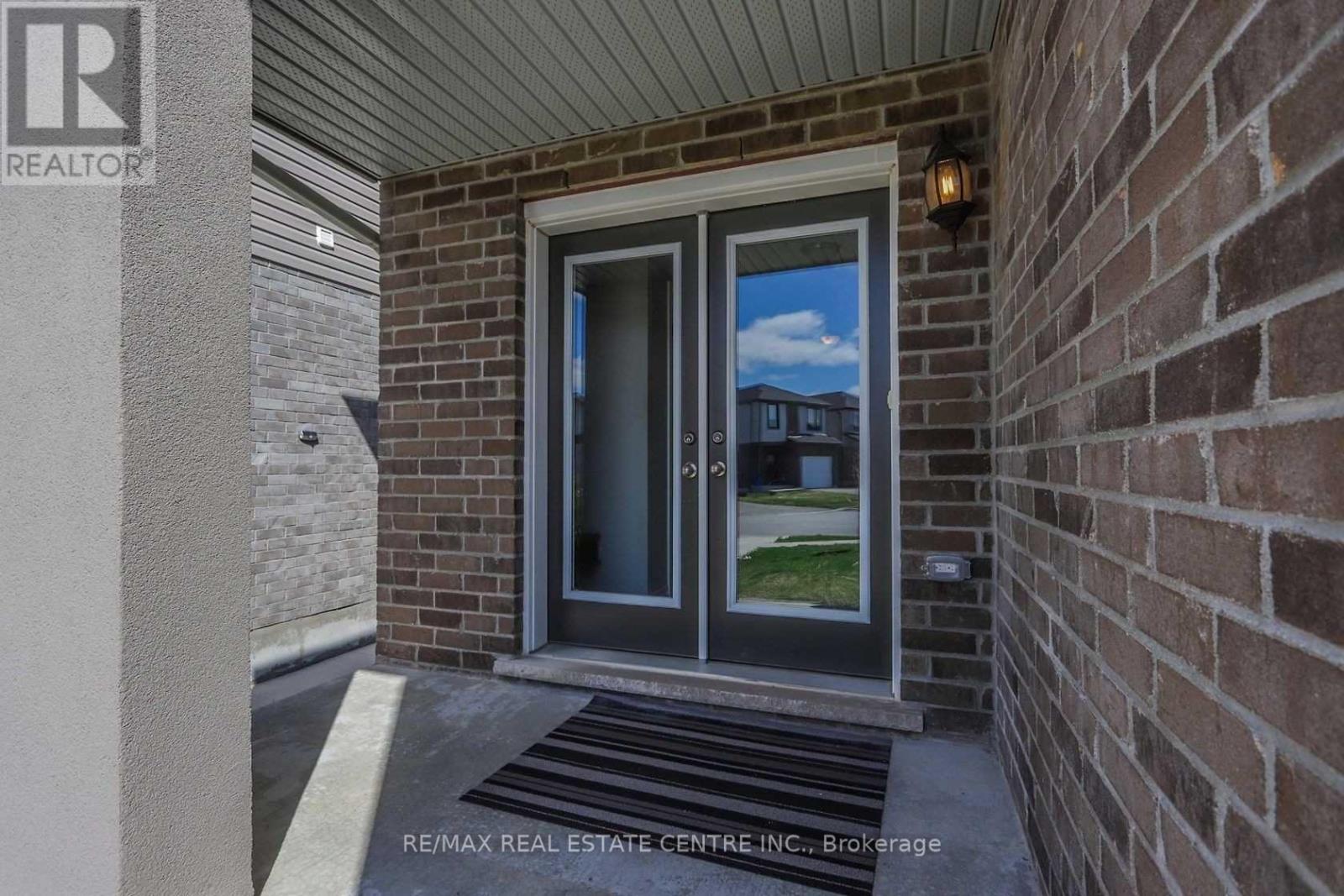 Upper - 1890 Foxridge Crescent, London North, Ontario  N6G 0L7 - Photo 2 - X12453433